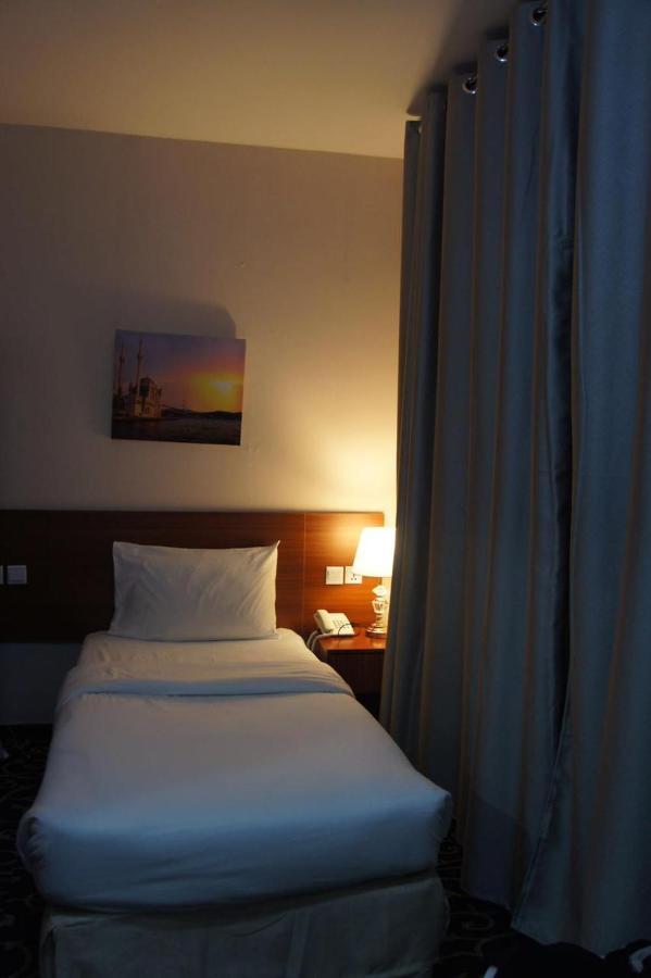 Three 888 Hotel 迪拜 外观 照片